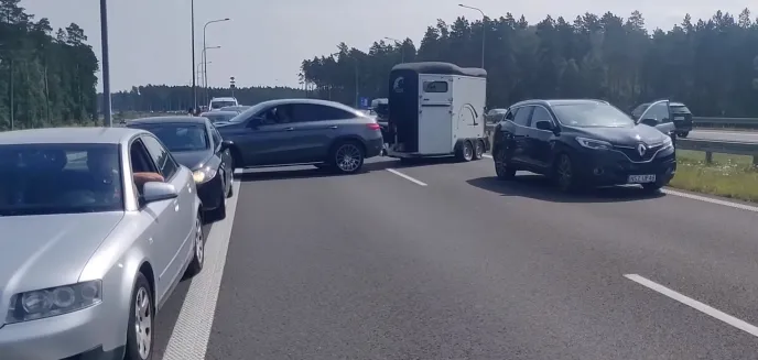 Szczyt nieodpowiedzialności. Po wypadku na S7 zawracali korytarzem życia i pasem zieleni [WIDEO]