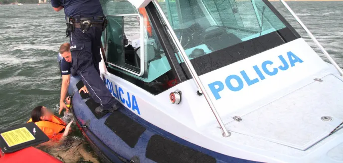 Środa na jeziorze Ukiel: nietrzeźwi sternicy, pijane kobiety na rowerku wodnym i...