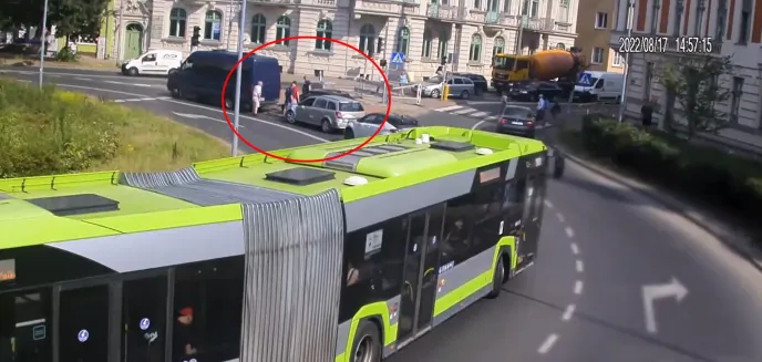 39-latek pod wpływem środków odurzających spowodował kolizję na rondzie Bema [WIDEO]