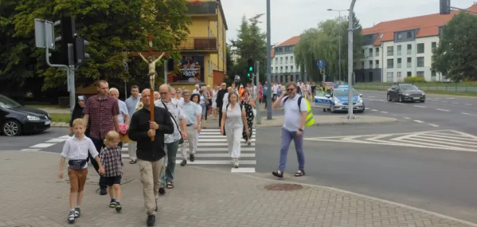 Ulicami Olsztyna przeszła procesja dziękczynna. W jakiej intencji modlili się wierni? [ZDJĘCIA]