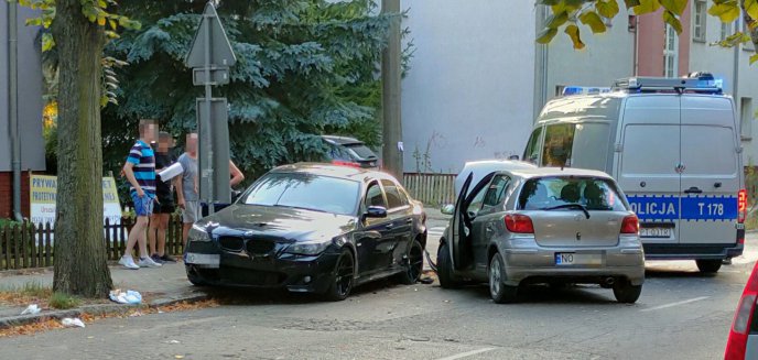 Pijany 41-latek z powiatu szarżował ulicami Olsztyna. Uderzył w unieruchomione bmw [ZDJĘCIA]