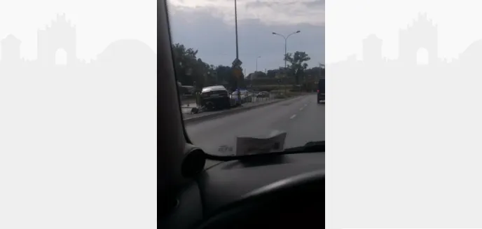 65-latek, po kilku piwach, miał problem z prowadzeniem hyundaia na ul. Bałtyckiej i uderzył w barierki [WIDEO]