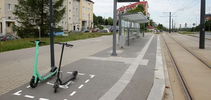 Nastolatka wiozła koleżankę na hulajnodze. Za nic miały czerwone światło; zderzyły się z samochodem