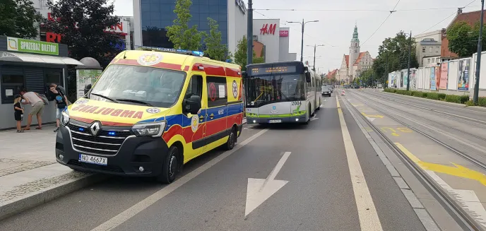 Matka z dwójką dzieci zasłabła w autobusie miejskim. Kierowca zatrzymał się poza przystankiem
