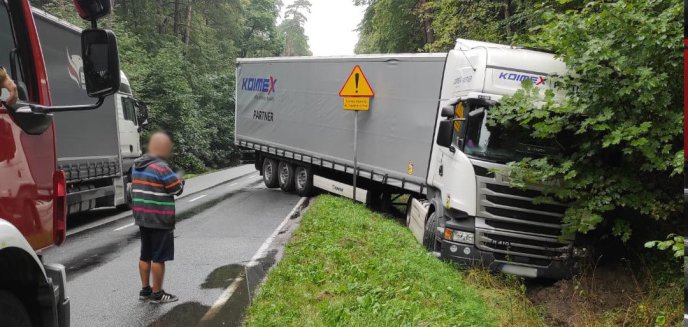 48-letni kierowca ciężarówki wjechał pojazdem do rowu na al. Wojska Polskiego w Olsztynie