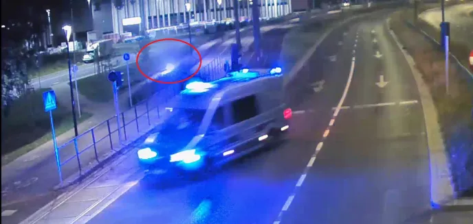 Jechali we dwójkę hulajnogą. 23-latek otrzymał mandaty w łącznej kwocie 2,8 tys. zł [WIDEO]