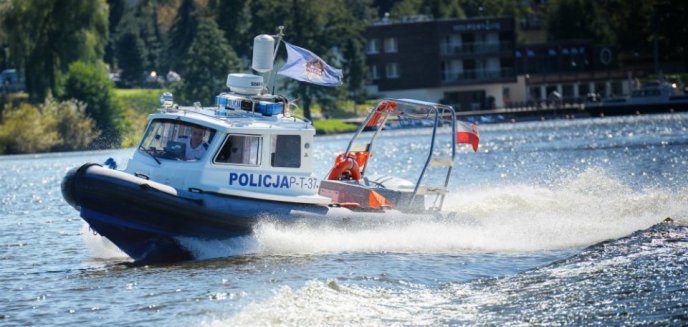 Artykuł: Policyjni wodniacy w akcji. Na jeziorze Ukiel uratowali kajakarzy, w tym dwójkę dzieci