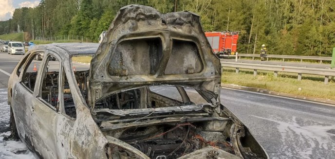 Citroën w ogniu. Samochód całkowicie spłonął na trasie szybkiego ruchu Olsztyn-Olsztynek [ZDJĘCIA]