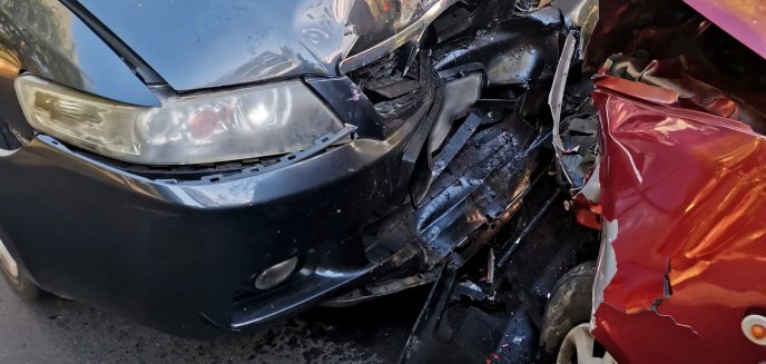 Czołowe zderzenie dwóch aut pod Olsztynem. 58-letni kierowca hondy ukarany wysokim mandatem
