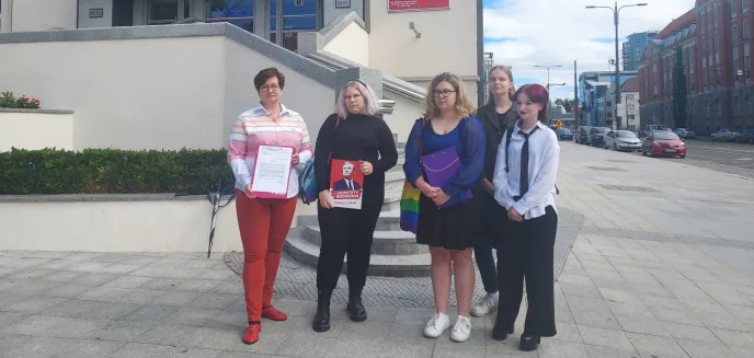 Działaczki Młodej Lewicy z Warmii i Mazur krytykują ministra Czarnka. Zamiast HiT-u, chcą edukacji klimatycznej