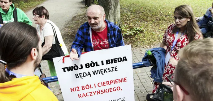 Znowu to zrobił. Pan Piotr z Olsztyna dał się we znaki działaczom PO podczas Campus Polska Przyszłości [ZDJĘCIA]