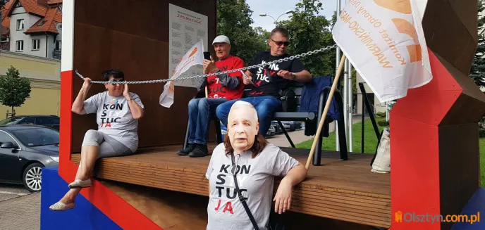 Happening KOD-u przy ''ławeczce z polską flagą'' [ZDJĘCIA]