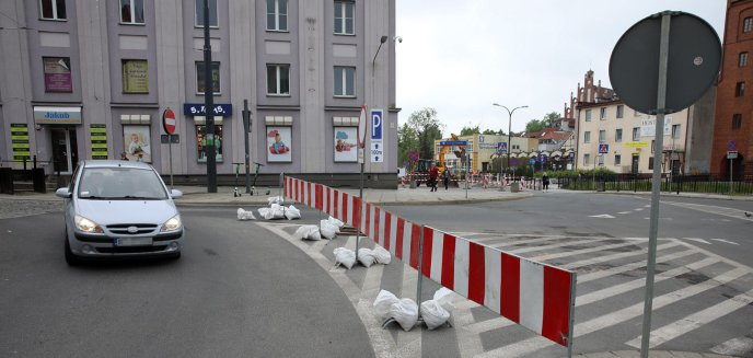 29-latek w bmw jechał pod prąd i uderzył w barierki ochronne w centrum Olsztyna