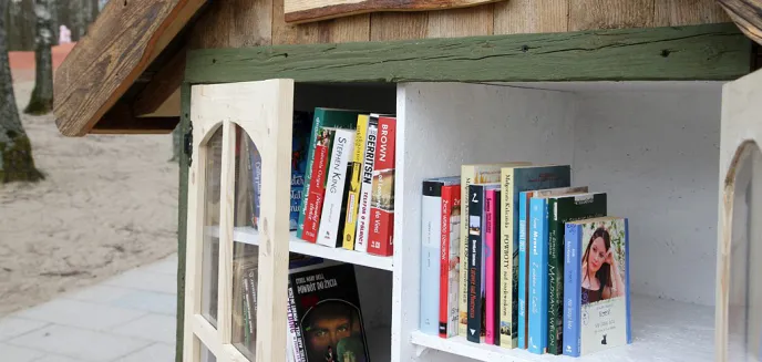 Bookcrossing po olsztyńsku. Biorą książki z ''chatek'' i... sprzedają na rynku