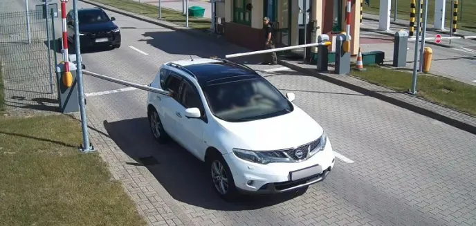 Olsztynianin staranował szlaban na przejściu granicznym i uciekł. Wszystko zarejestrowały kamery [WIDEO]