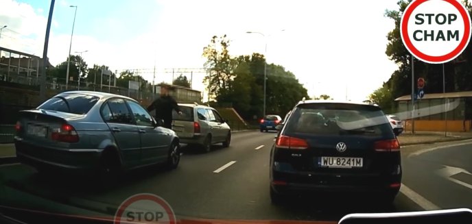 Agresja drogowa na ul. Artyleryjskiej w Olsztynie. Kierowca forda transita nie wytrzymał i... [WIDEO]