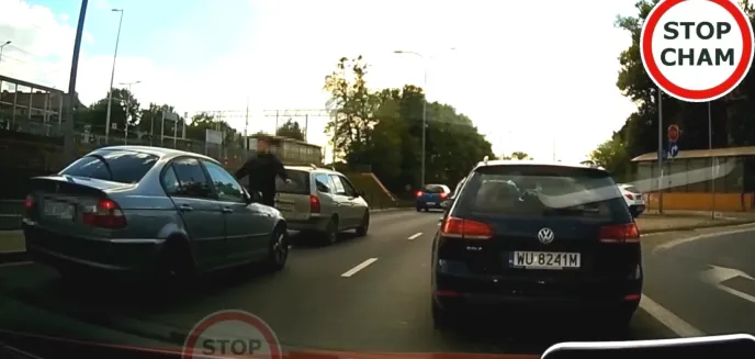 Agresja drogowa na ul. Artyleryjskiej w Olsztynie. Kierowca forda transita nie wytrzymał i... [WIDEO]