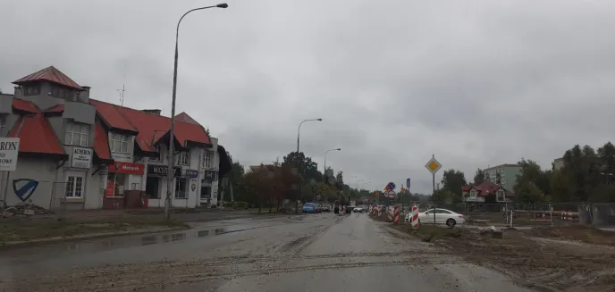 Pojazdy budowlane zanieczyściły rondo na Jarotach. Na miejscu zjawili się strażnicy miejscy [ZDJĘCIA]