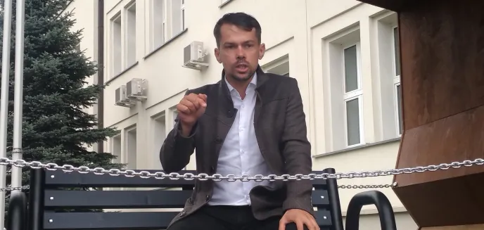 Olsztyn. Michał Kołodziejczak, lider Agrounii, apelował do Donalda Tuska z ławki ''z polską flagą'' [ZDJĘCIA]