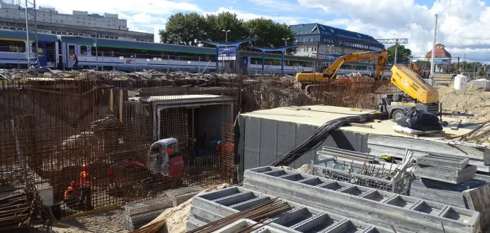 Olsztyn Główny – obok przejeżdżających pociągów powstaje nowa stacja [NOWE ZDJĘCIA]