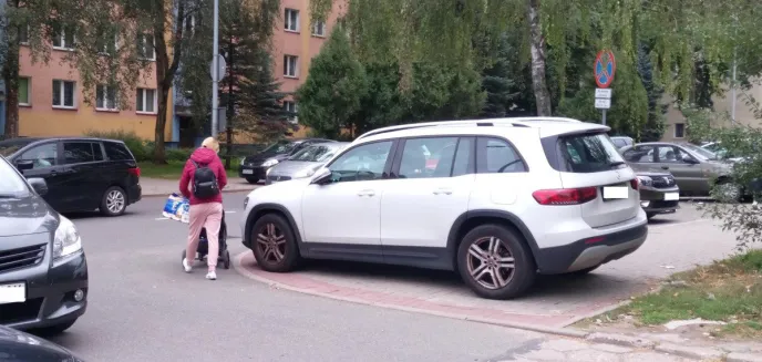 ''Mistrz'' parkowania. Straż miejska odholowała mercedesa, który zatarasował cały chodnik przy ul. Kołobrzeskiej [WIDEO]