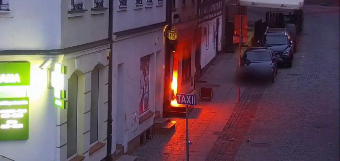 Wandale na Starym Mieście w Olsztynie podłożyli ogień pod jednym z lokali. Wszystko widział strażnik miejski [WIDEO]