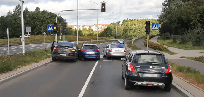 43-latka na ul. Płoskiego mercedesem uderzyła w tył auta marki Renault. Wśród uczestników kolizji było dziecko