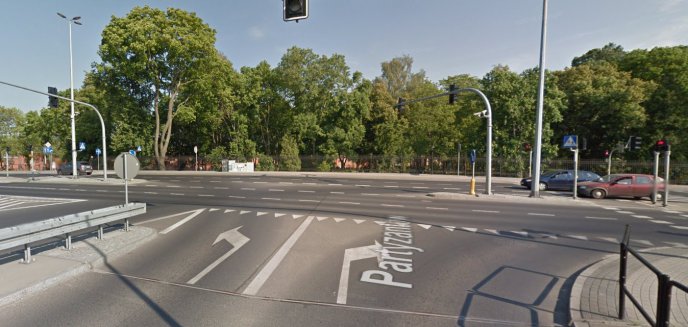 Artykuł: 28-latka zamyśliła się i wjechała ''na czerwonym'' na ruchliwe skrzyżowanie w centrum Olsztyna