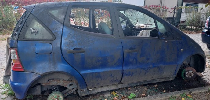 Artykuł: Wraki aut zalegają na ul. Kołobrzeskiej w Olsztynie. Mieszkaniec zgłosił problem, strażnicy bezradni [ZDJĘCIA]