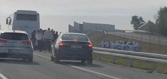 Pseudokibice m.in. Legii zatrzymali ruch na S7. Chcieli konfrontacji z fanami Stomilu [UNIKATOWE ZDJĘCIA, WIDEO]