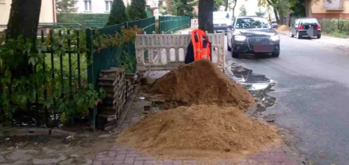 Nie zabezpieczyli prac drogowych. Strażnicy miejscy z Olsztyna ''wręczyli'' mandaty [ZDJĘCIA]