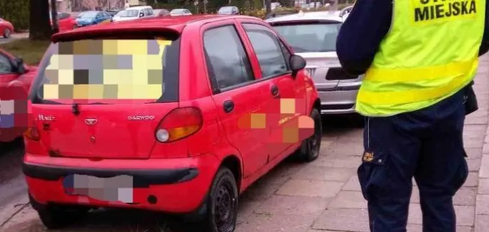 Strażnicy miejscy walczą z wrakami. Daewoo i volkswagen nie szpecą już ulic Olsztyna