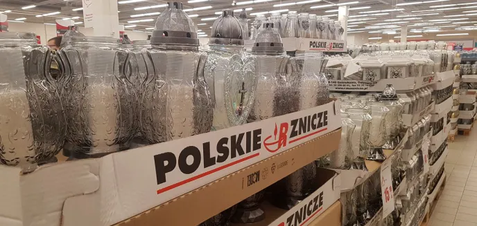 To będzie wyjątkowo drogie Święto Zmarłych. Ceny wkładów i zniczy wystrzeliły w górę