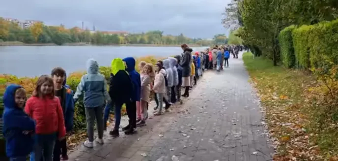 Niezwykła akcja nad jeziorem Długim. Utworzyli ''ludzki łańcuch'', aby pomóc małej Kindze chorej na SMA [WIDEO]