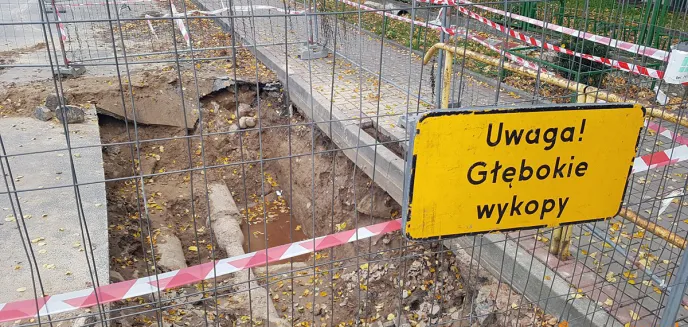 Wyrwa na jezdni pod szkołą na ul. Paderewskiego w Olsztynie. Kiedy zostanie usunięta? [ZDJĘCIA]