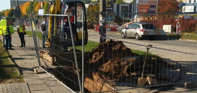 Rozkopali chodnik na ul. Dworcowej bez pozwolenia. Strażnicy miejscy ''wręczyli'' kierownikowi mandat