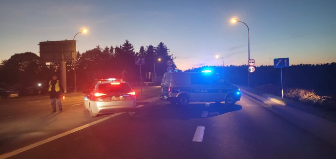 Artykuł: Spadochroniarz zawisł na drzewie. Droga na Ostródę była całkowicie zablokowana