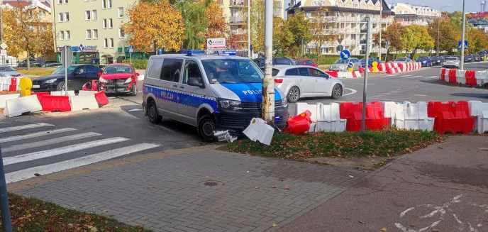 Kolizja na osiedlu Generałów z udziałem radiowozu [ZDJĘCIA]