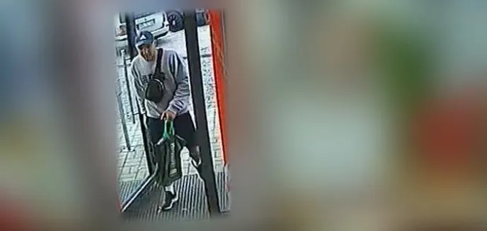Mężczyzna miał pieniądze na drogie ubrania, ale zabrakło na perfumy. Postanowił je zatem ukraść [WIDEO]