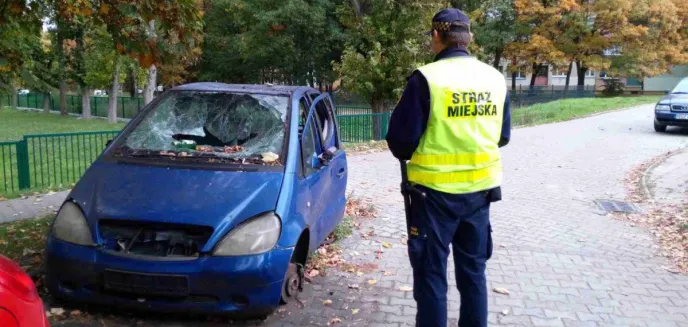 Strażnicy miejscy usunęli dwa wraki z ul. Kołobrzeskiej, które przeszkadzały mieszkańcom [WIDEO]