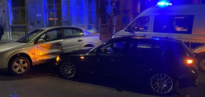 Kolizja w centrum Olsztyna. Na tymczasowym rondzie kierowca bmw zderzył się z oplem