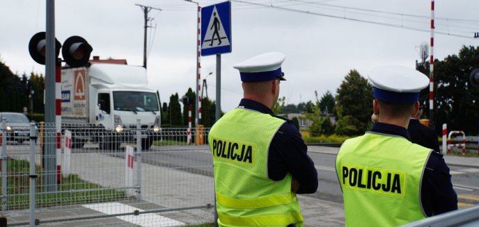 Artykuł: O krok od tragedii. 50-letni kierowca ciężarówki wjechał na przejazd kolejowy pod Olsztynem w trakcie opuszczania rogatek
