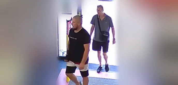 Dwaj koledzy bezwstydnie zrobili to w jednym ze sklepów w Olsztynie. Teraz policjanci chcą z nimi porozmawiać [WIDEO]