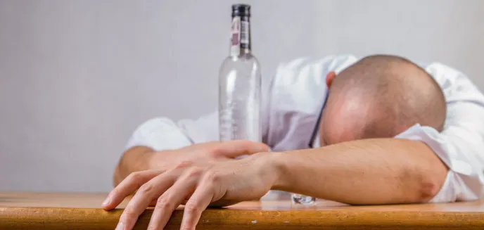 Pijany ojciec „opiekował się” synem. O zagrożeniu poinformował dziadka sam 6-latek