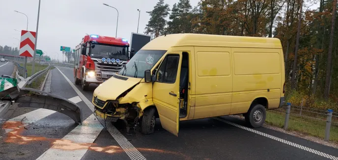 38-letni kierowca mercedesa uderzył autem w barierki energochłonne na węźle Jaroty