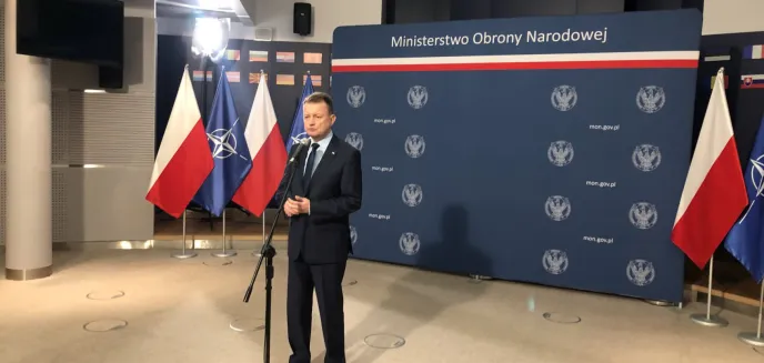 Szef MON, Mariusz Błaszczak, zapowiada tymczasową zaporę na granicy z Rosją
