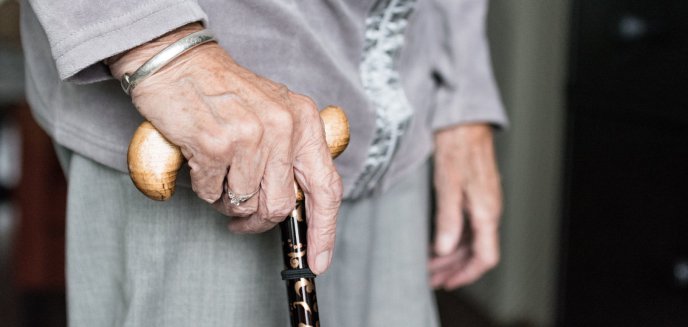 81-letnia seniorka z raną twarzy szła al. Warszawską w Olsztynie. Tłumaczyła, że ''idzie na groby''