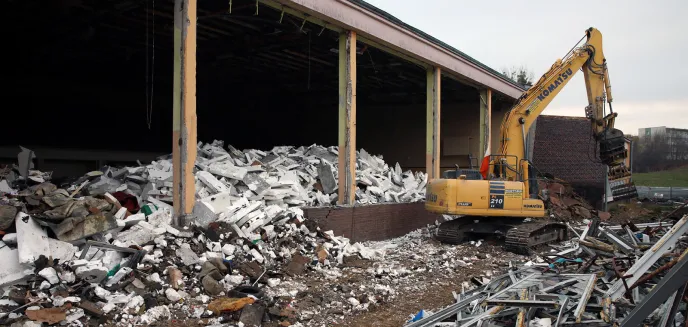 Legendarna olsztyńska sala i pływalnia legły w gruzach [ZDJĘCIA]