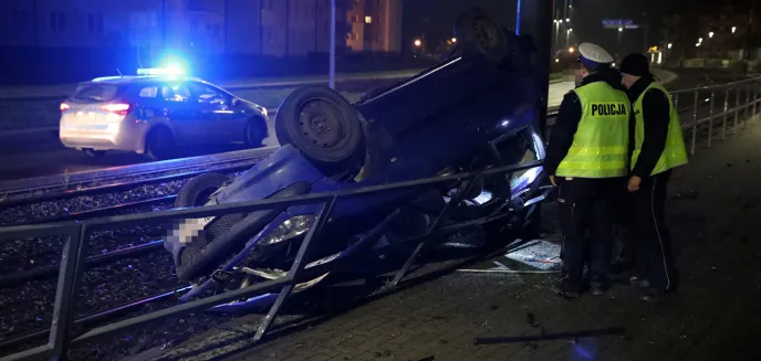 Kierowca peugeota ''przeleciał'' przez torowisko na ul. Witosa, dachował i uciekł z miejsca zdarzenia [ZDJĘCIA]