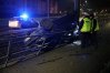 Kierowca peugeota przejechał przez torowisko i dachował, a następnie uciekł z miejsca zdarzenia